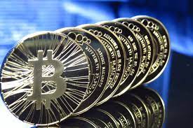  Matière première/Crypto-monnaie : l’or et le bitcoin frôlent leurs records 